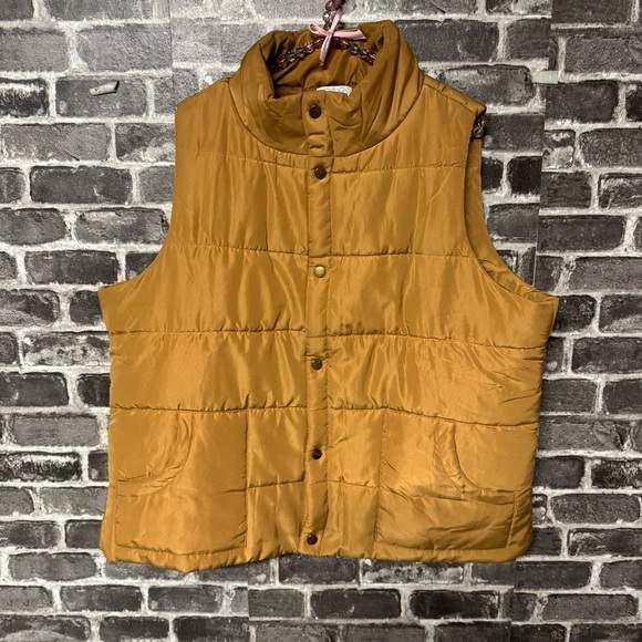 Mud Pie Jackets & Blazers - Mud Pie puffer vest Tan light brown snap buttons pockets
